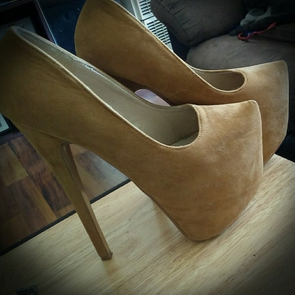 Delicacy tan heels